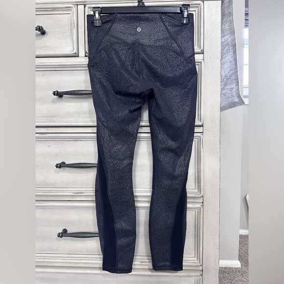 Lululemon Train Times 7/8 Pant *25"
Luminosity Foil Print Black Silver / Black - Picture 1 of 12